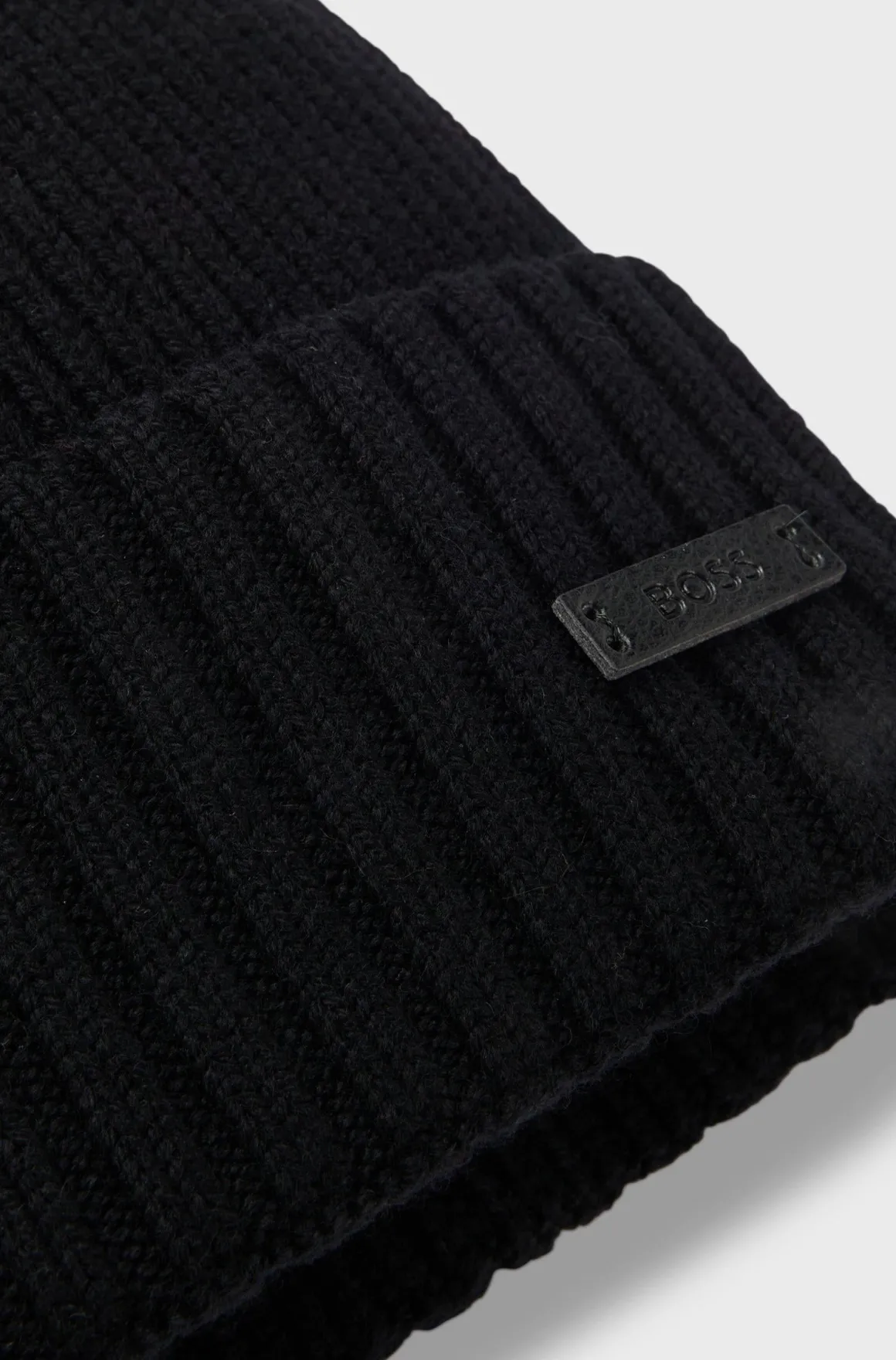 Cappellino in lana con risvolto e logo boss